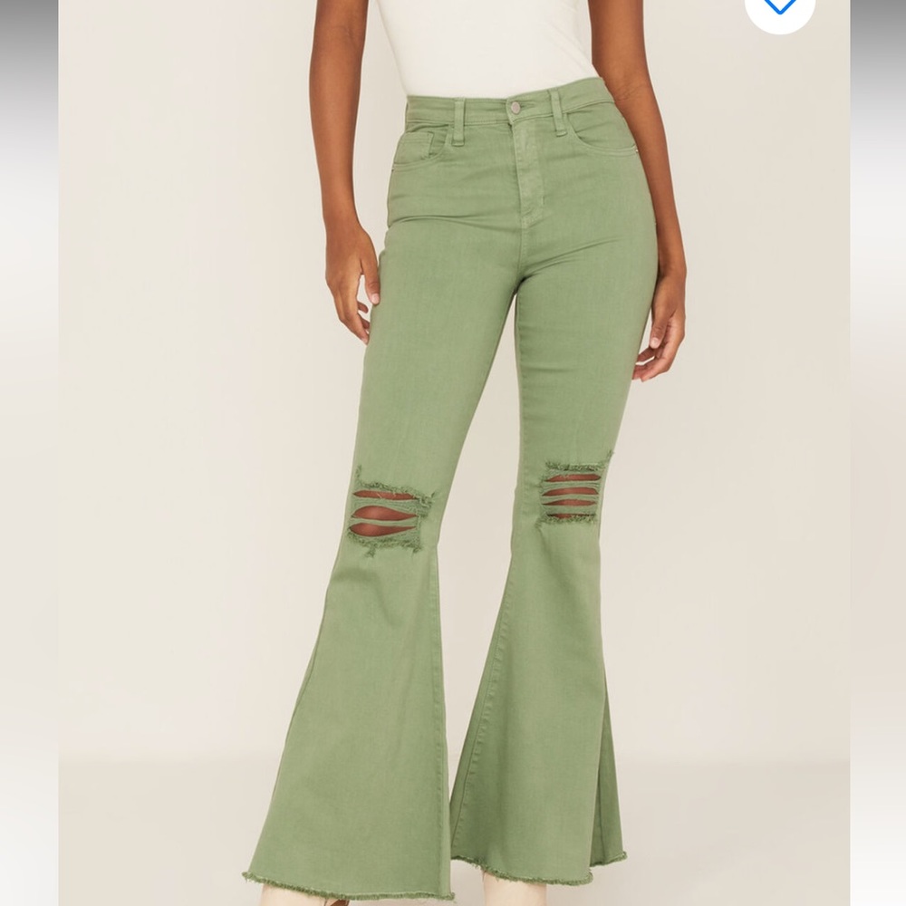 SNEAK PEEK WOMEN'S HIGH RISE
DISTRESSED FLARE JEANS💚